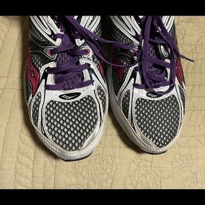 Ladies Saucony 9 1/2 athletic shoes